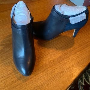 Size 7 womens Navy Vince Camuto Booties (new worn- new with tags)